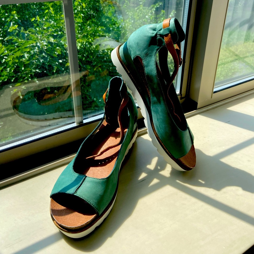 Django&Juliette leather Sandal soft green color. Very unique sandal.